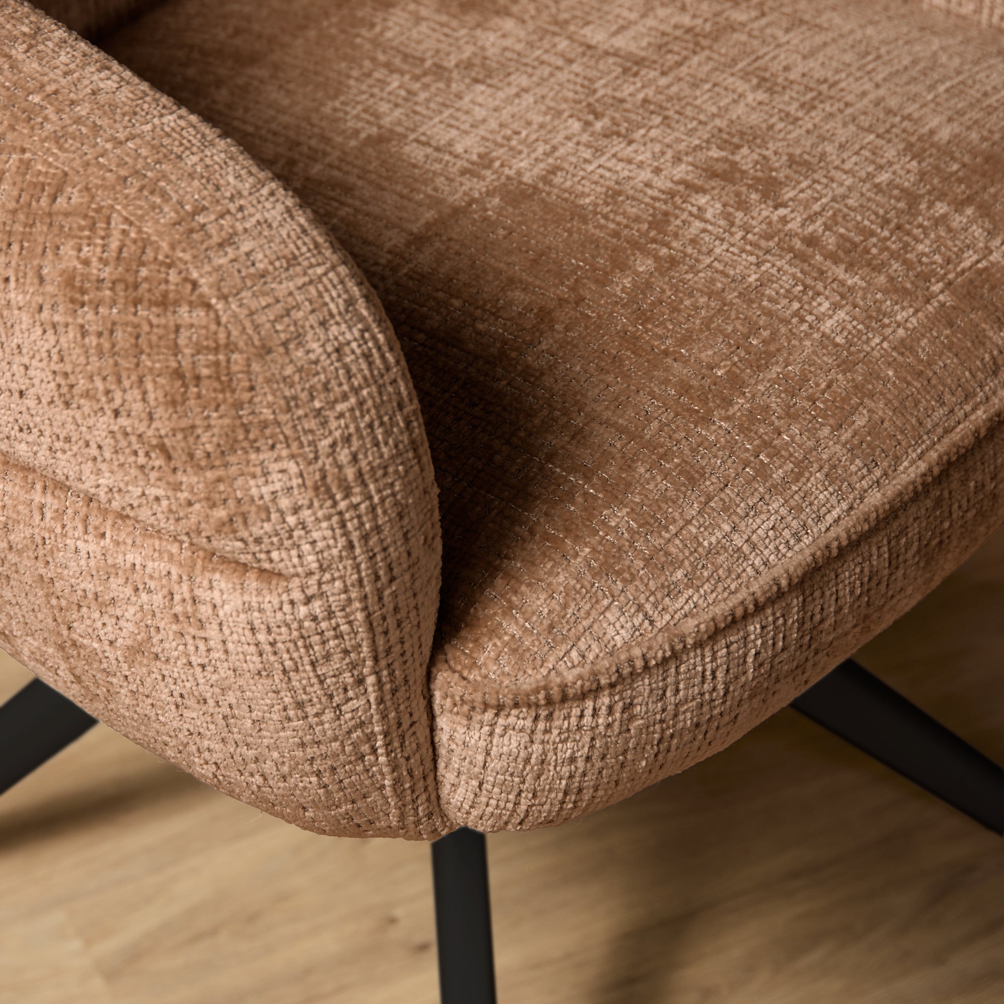 Eetkamerstoel Bella | Kaneel | Poot Zwart | Met armleuning